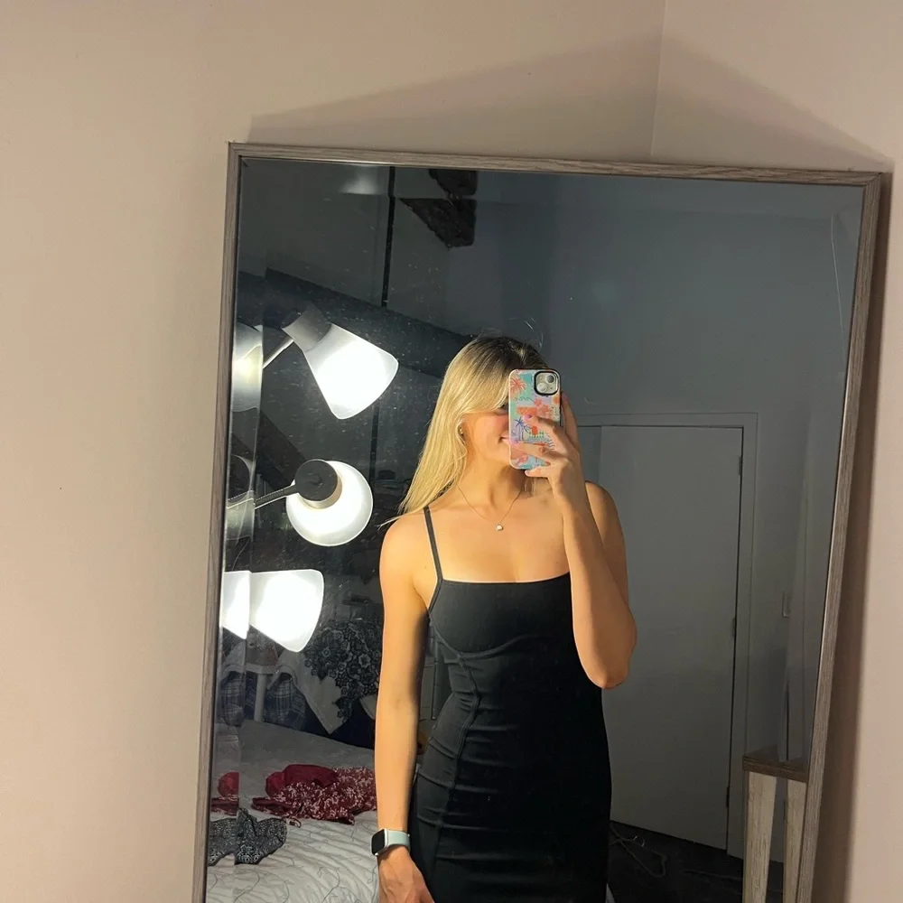 DRESSES - Picture 3 of 5